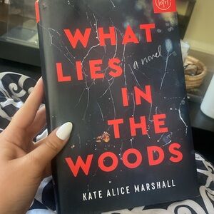 What lies in the woods - Kate Alice Marshall